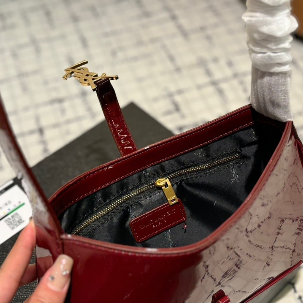 Sa1nt Lau*nt Le 5 A 7 Patent Hobo Bag In Shiny Leather Wine Red 25Cm