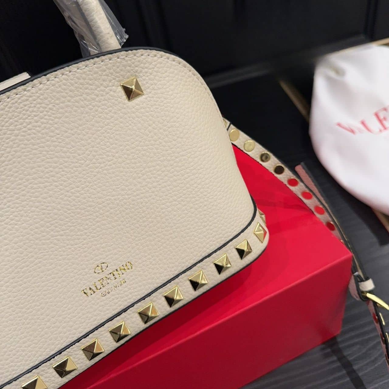 Va1e*ntin0 Garavani Rockstud Handbag In Grainy White 21Cm