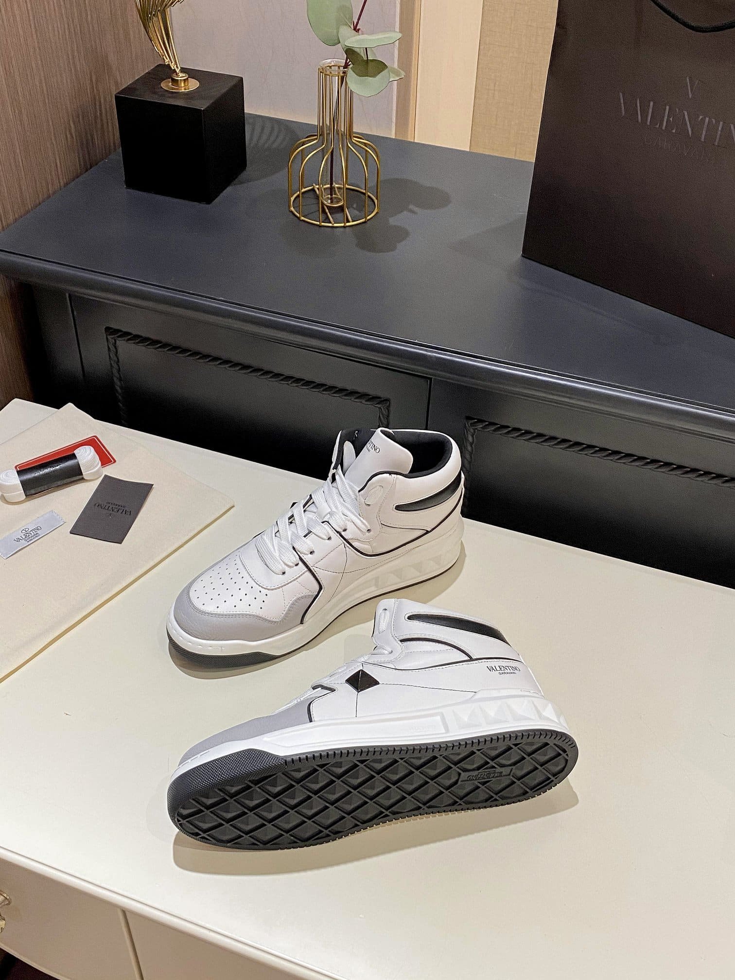 Va1e*ntin0 One Stud Mid-Top Calfskin Sneaker White Ys0E63Nwn 0N2