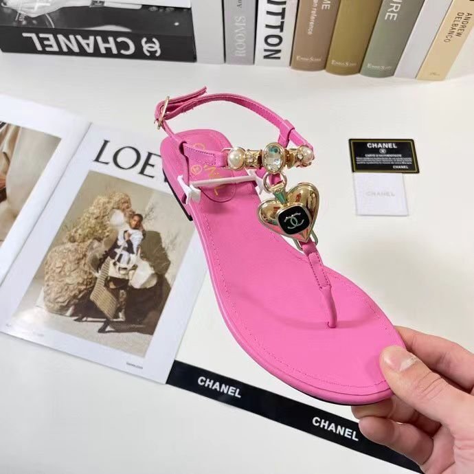 Ch**el Shiny Pearl Crystal Cc Heart Thong Sandals Pink