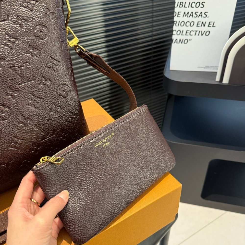 L0vis Vvtt0n Coussin Hobo MM Chocolat 30Cm M12072