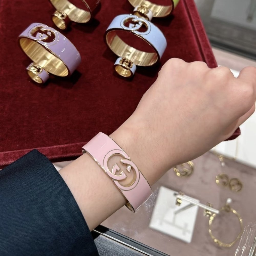 Set Gvc*1 Cuff Bracelet And Ring Interlocking Enamel Light Pink Gold Tone