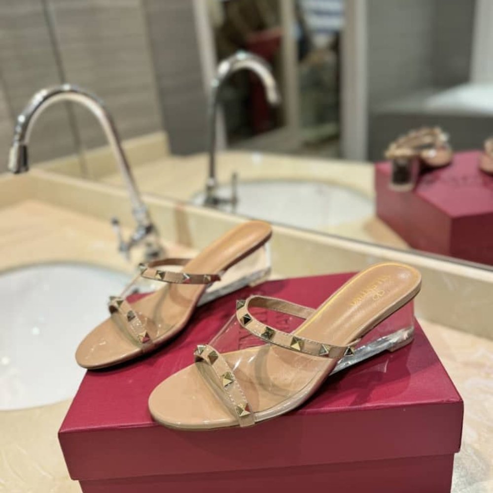 Va1e*ntin0 Garavani Rockstud Skin Heeled Sandals Beige