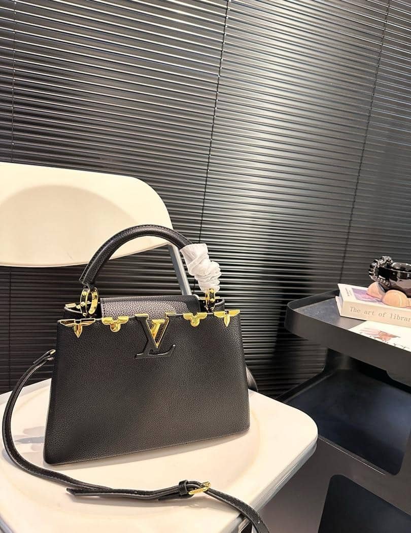 L0vis Vvtt0n Capucines Mm Bag Black 27Cm M54663