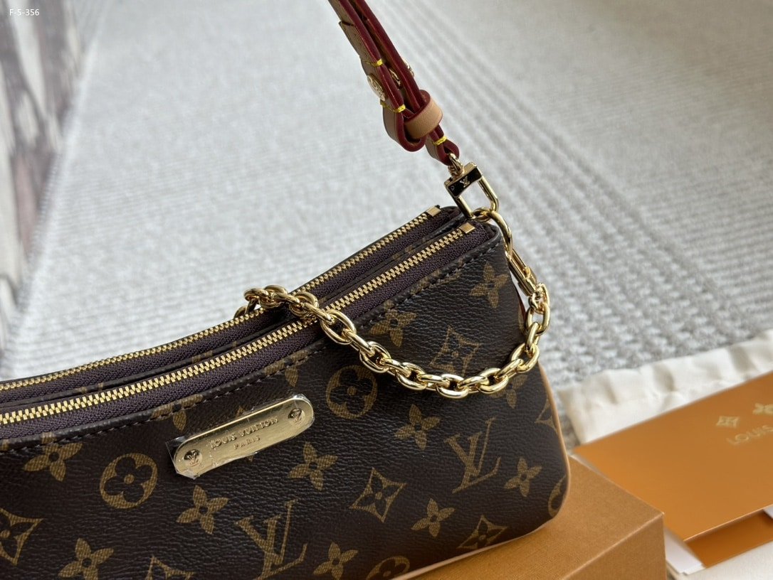 L0vis Vvtt0n Liv Pochette Monogram Canvas 24Cm M83008