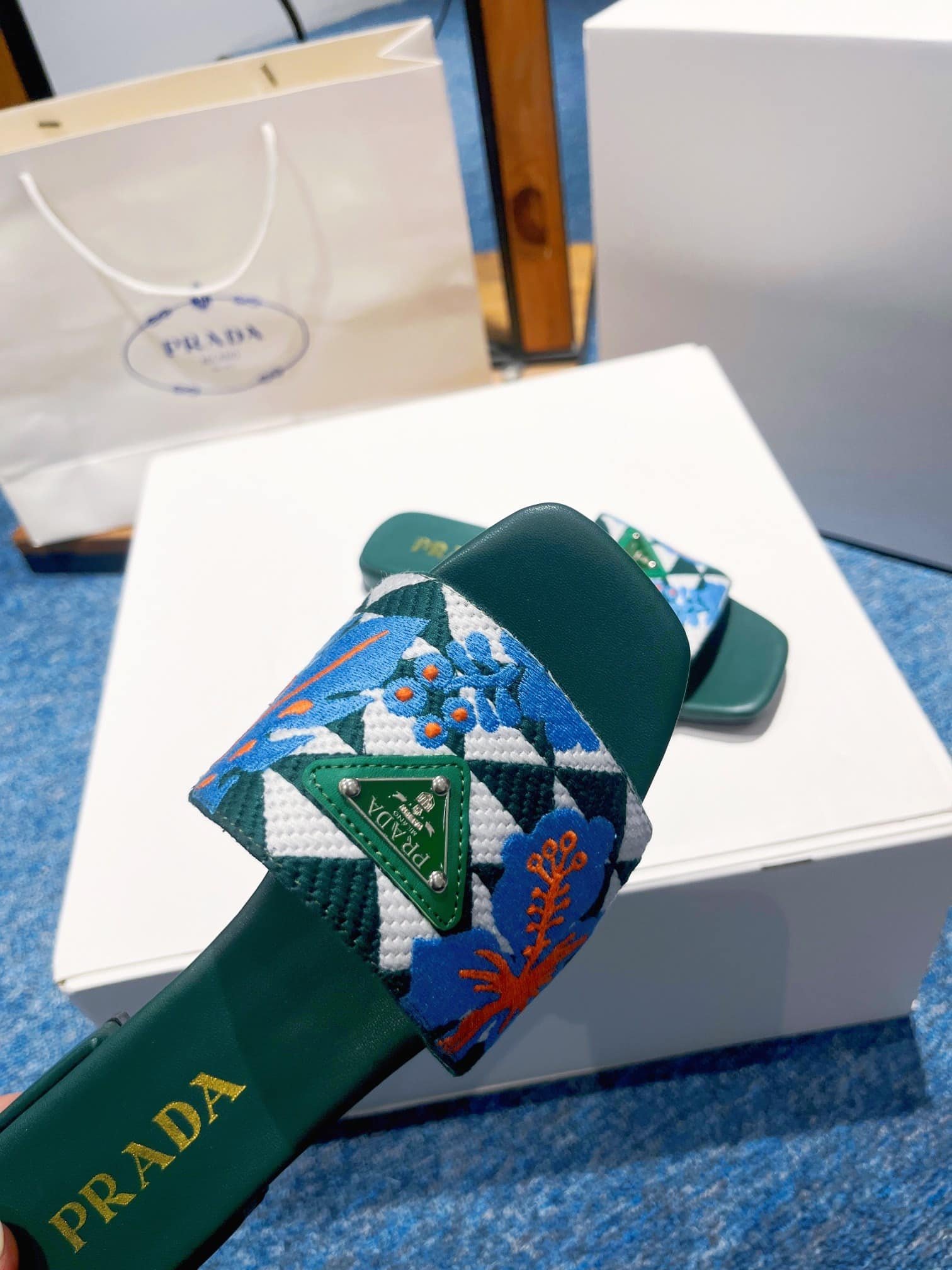 Pra*a Jacquard Logo Slides Green