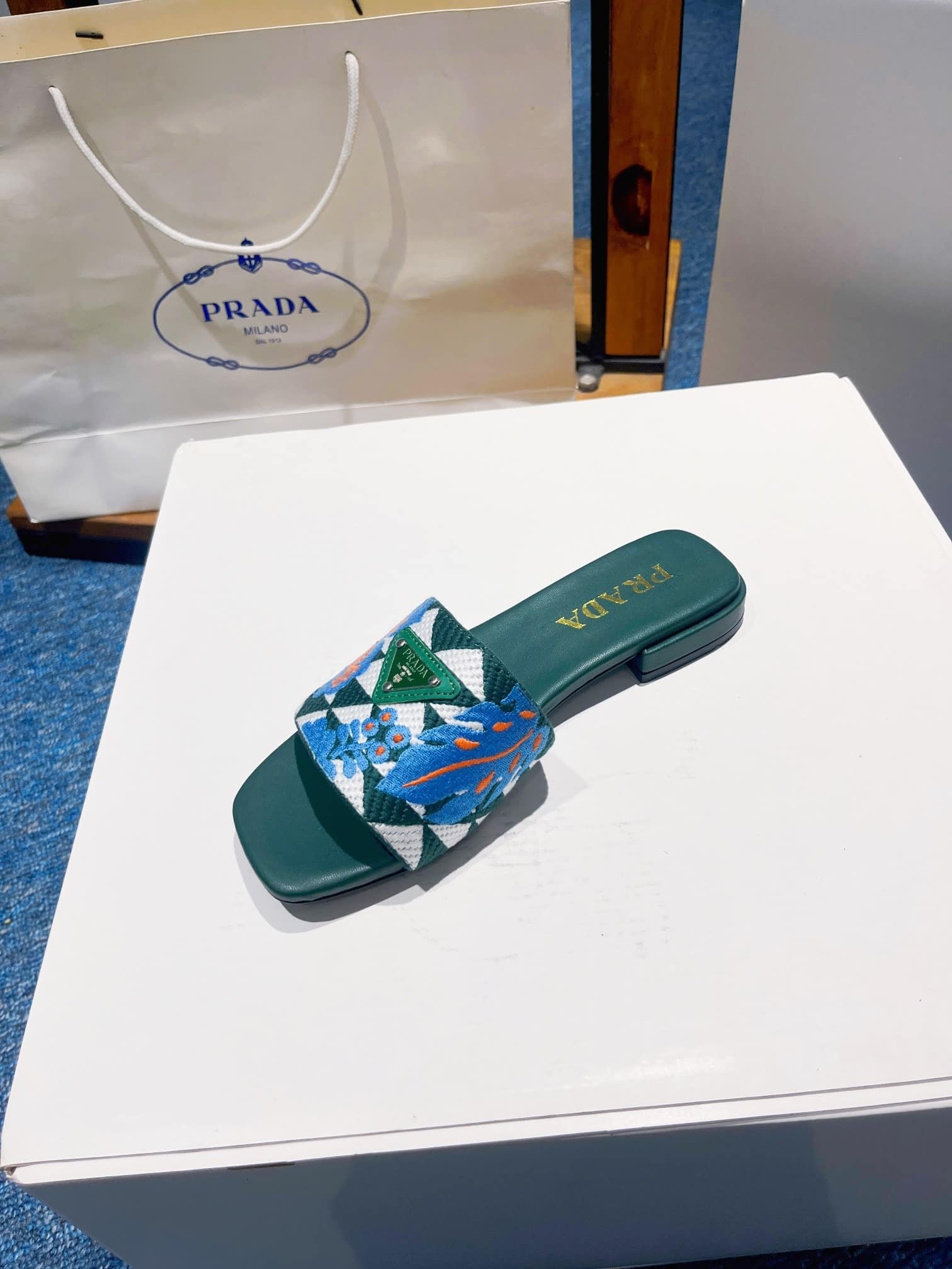 Pra*a Jacquard Logo Slides Green