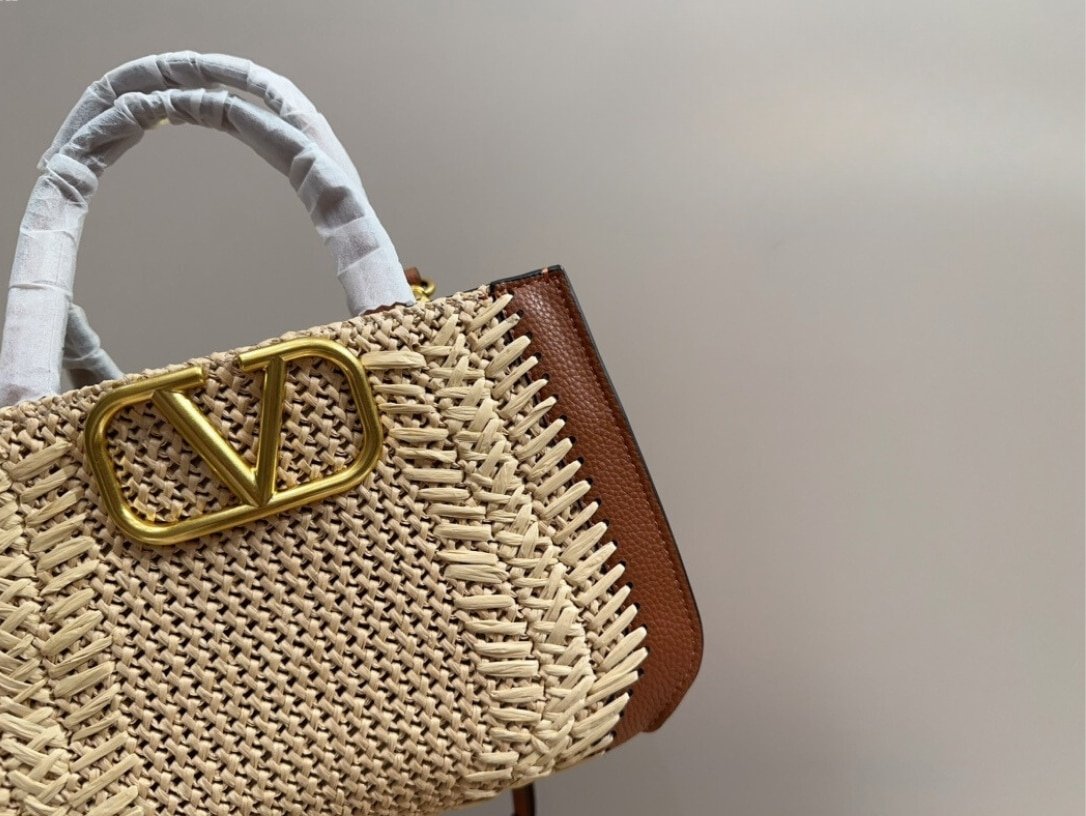 Va1e*ntin0 Garavani Vlogo Signature Handbag With Raffia Embroidery 22Cm