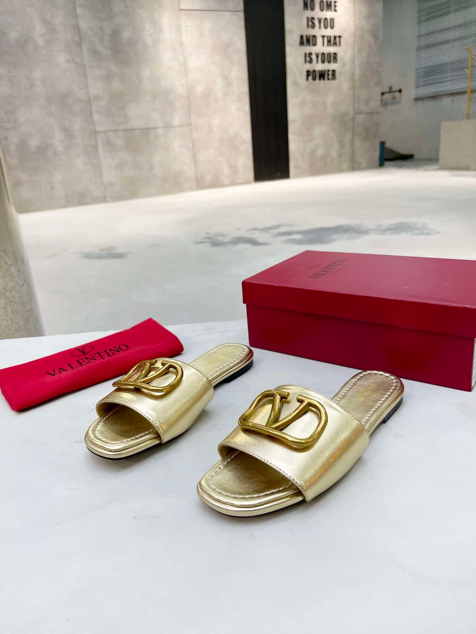 Va1e*ntin0 Garavani Vlogo Signature Slide Sandal Gold