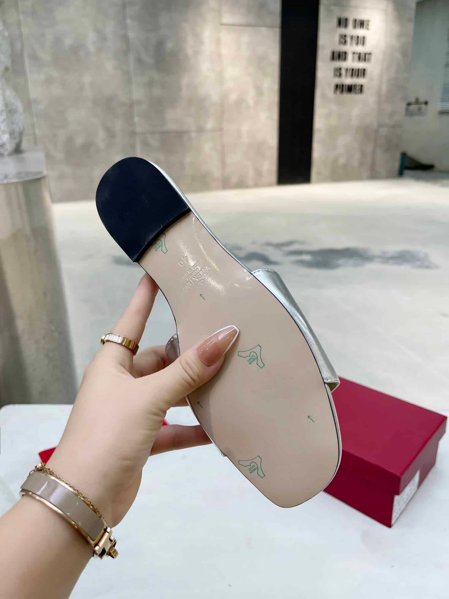 Va1e*ntin0 Garavani Vlogo Signature Slide Sandal Silver