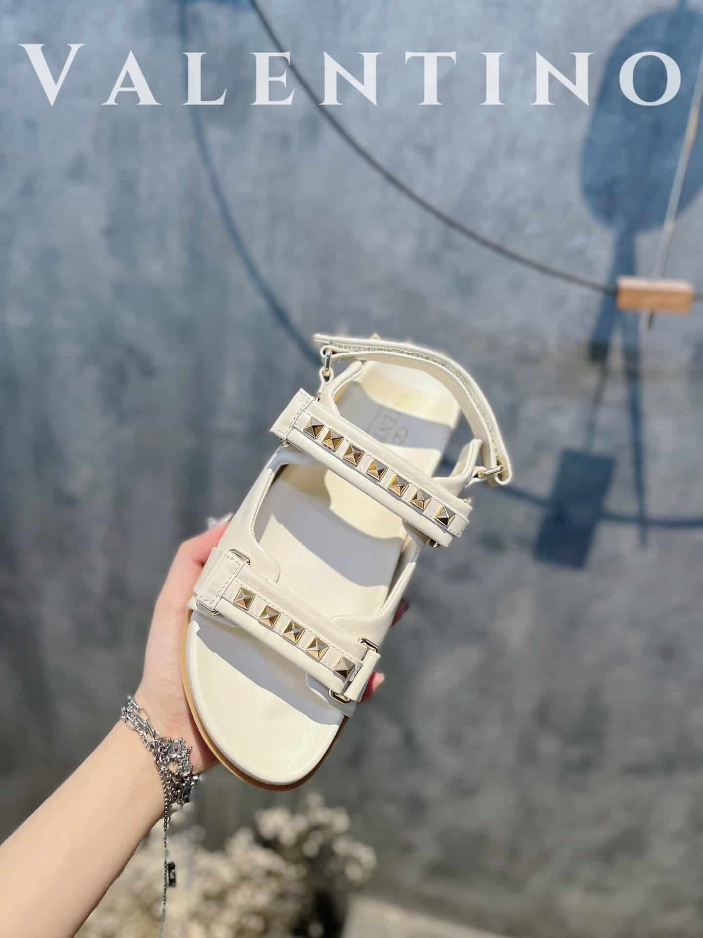 Va1e*ntin0 Garavani Rockstud Flat Sandal In Nappa Leather For Woman In White
