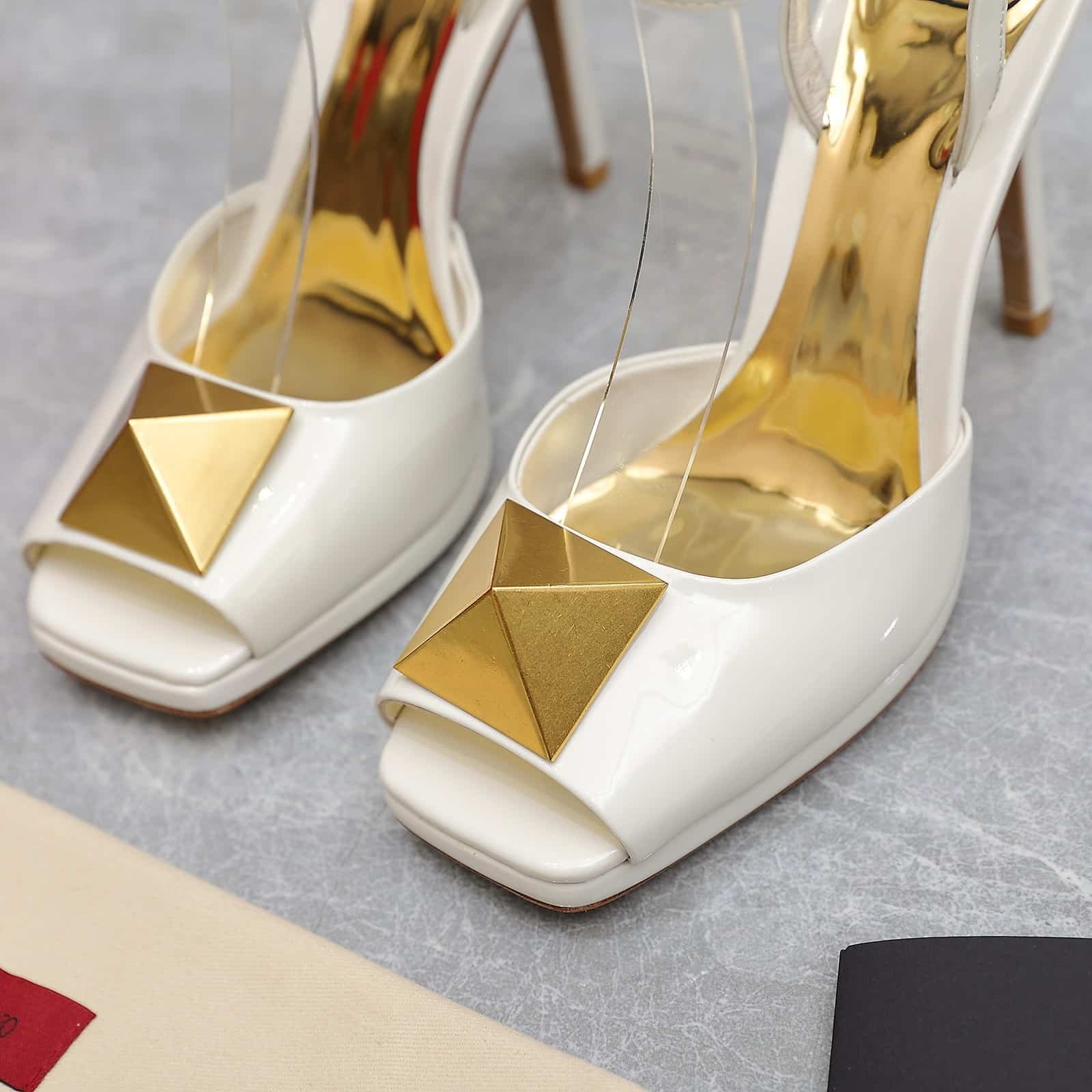 Va1e*ntin0 Garavani Roman Gold Stud Block Pump White