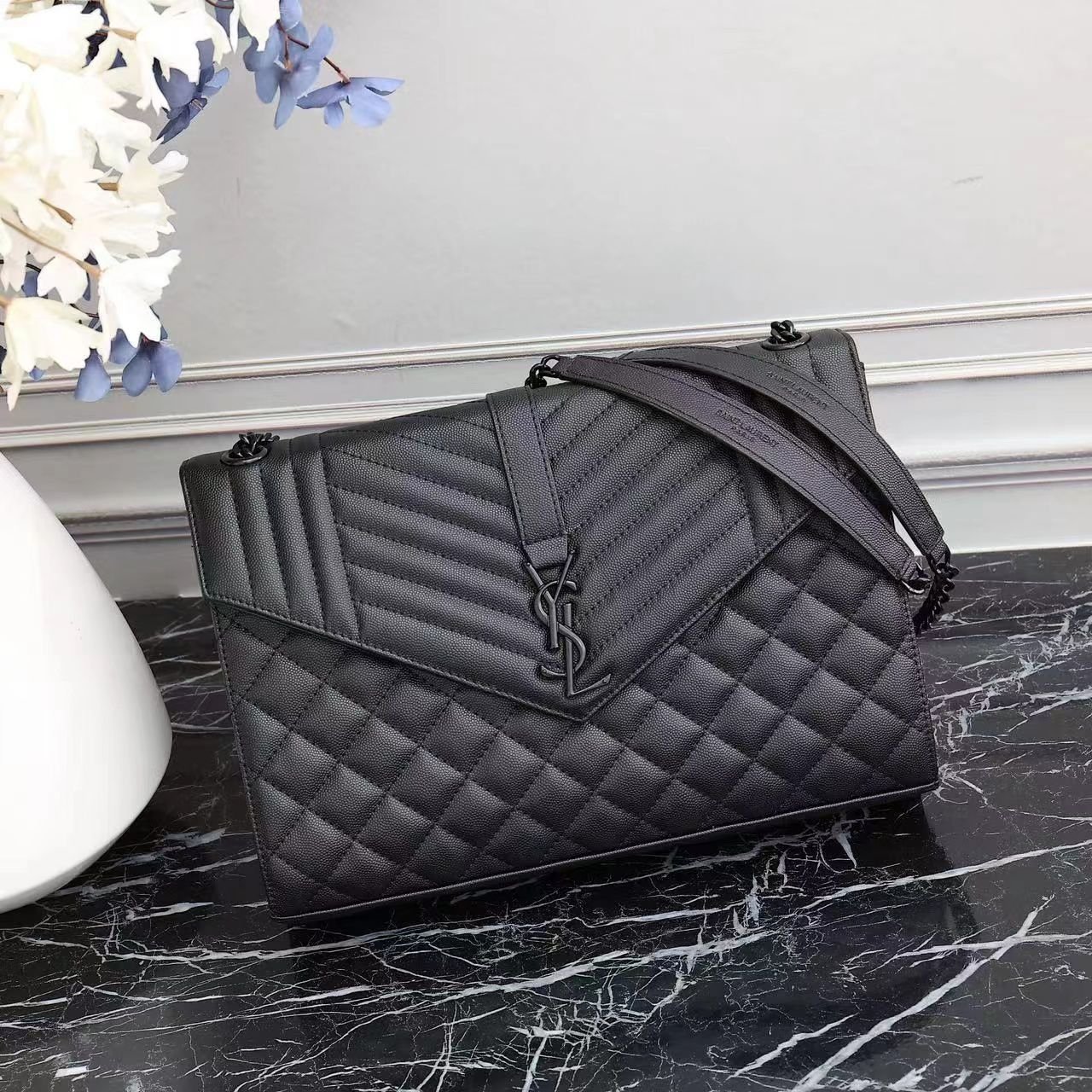 Sa1nt Lau*nt Envelope Large Grain De Poudre Embossed Leather Mix Matelassé Black 31Cm 600166Bow981000