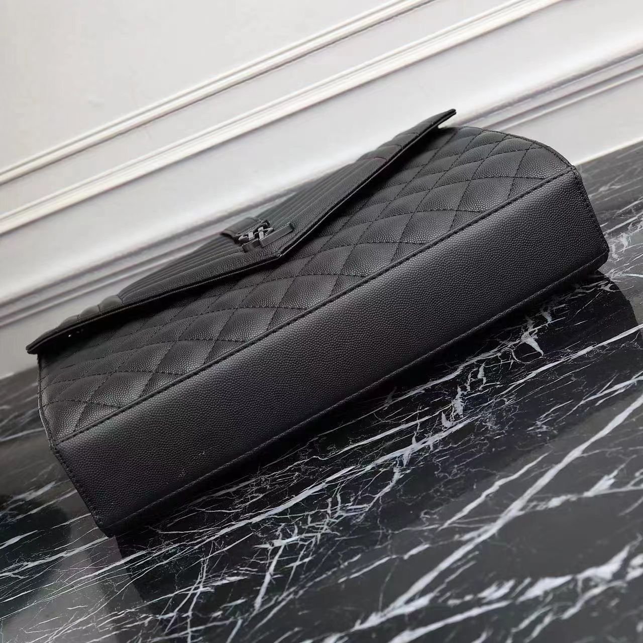Sa1nt Lau*nt Envelope Large Grain De Poudre Embossed Leather Mix Matelassé Black 31Cm 600166Bow981000