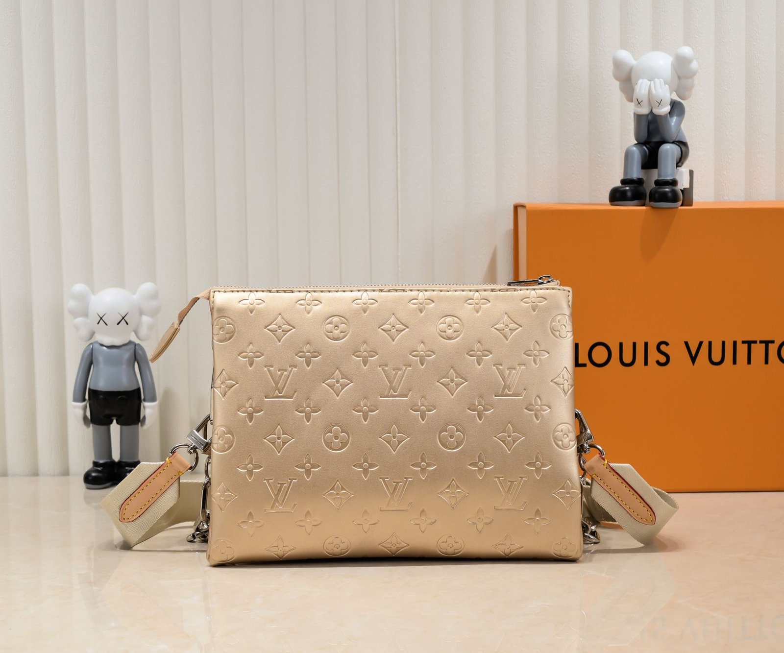 L0vis Vvtt0n Coussin PM Gold 26Cm M59278