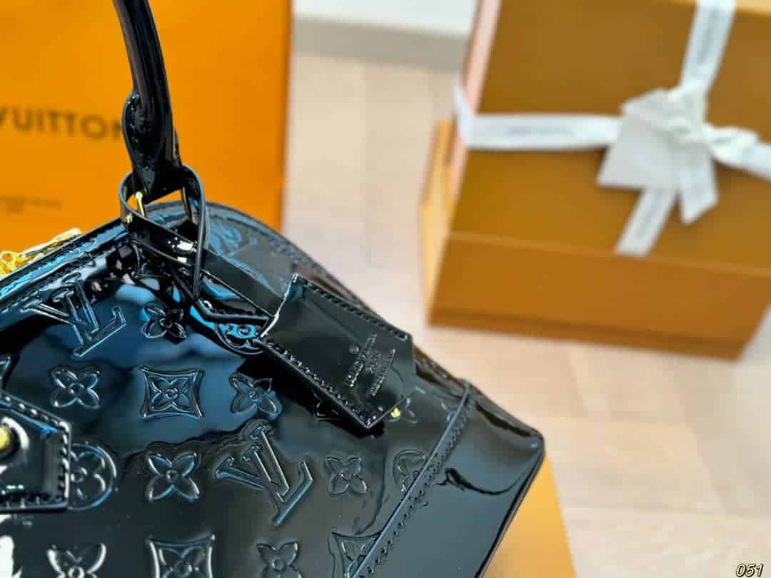 L0vis Vvtt0n Alma Bb Monogram Vernis Leather Black 25Cm